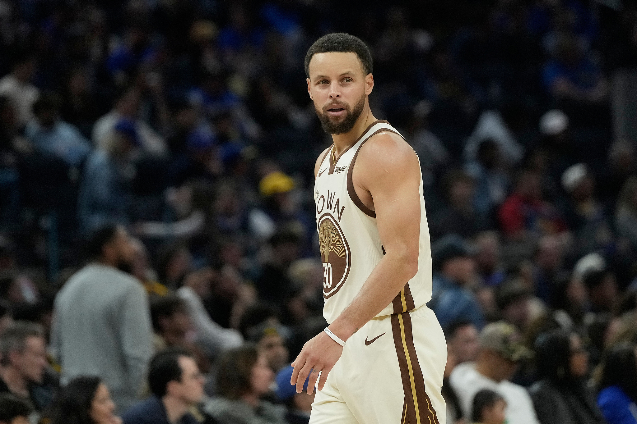 okooo-库里接受核磁共振检查 10天后复查至少再缺席5场