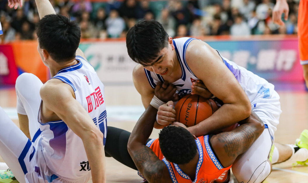 竞篮-卫冕冠军轰然倒下！榜首一夜易主，北京连升2位，7-12乱成一锅粥